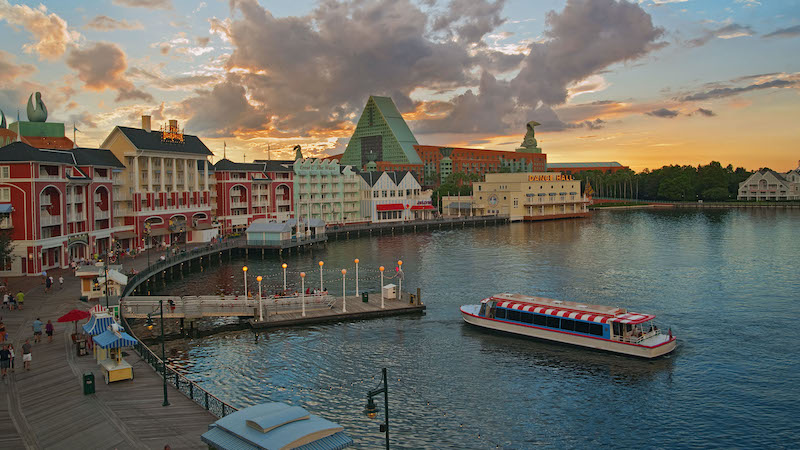 Passeio de barco na área Disney's BoardWalk em Orlando