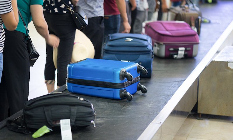 Bagagem na esteira do aeroporto