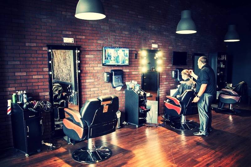 Cadeiras na barbearia Ultimate Cave em Orlando