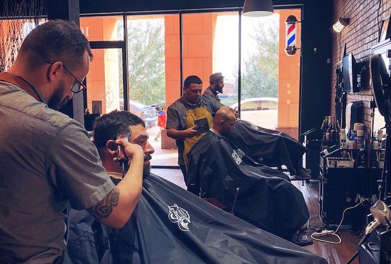 Cortes de cabelo na barbearia Ultimate Cave em Orlando