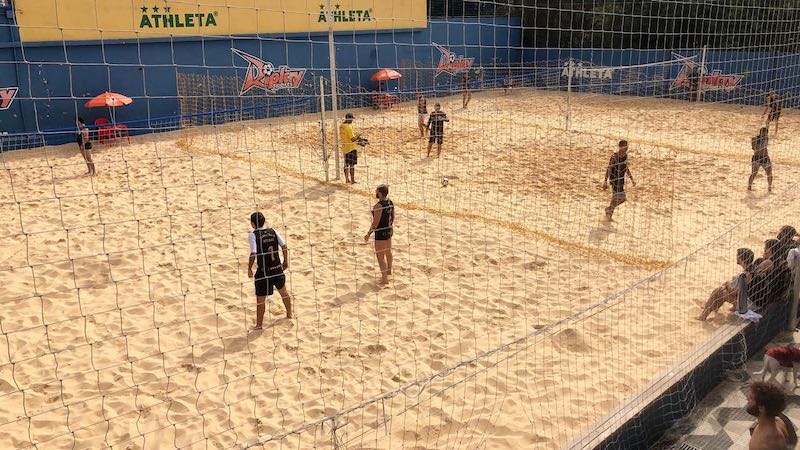 Futevôlei na quadra de areia em Orlando