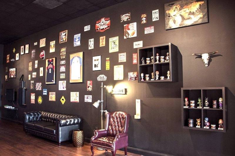 Interior da barbearia Ultimate Cave em Orlando