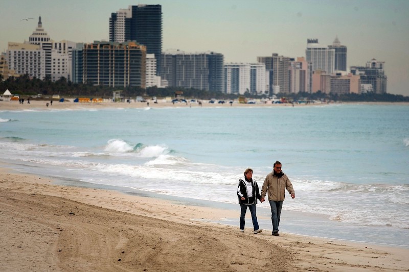 Caminhando na praia no inverno em Miami