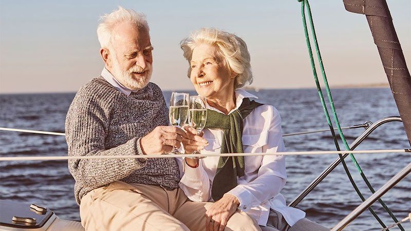 Idosos em passeio de barco