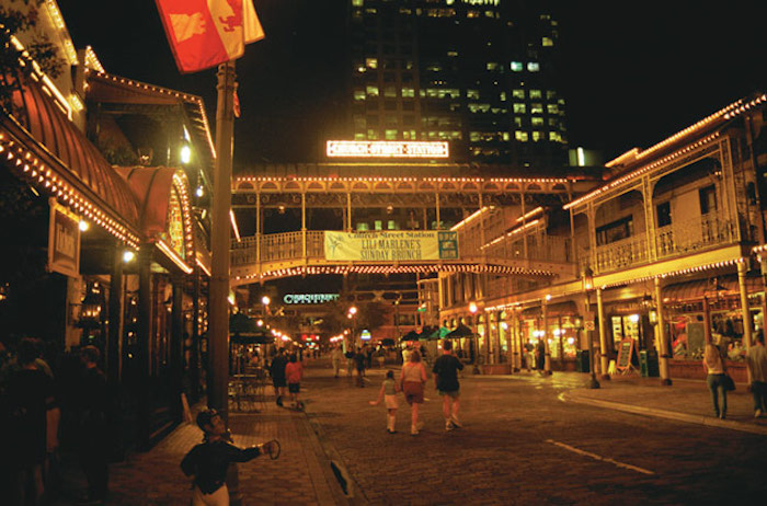 Church Street Station à noite em Orlando