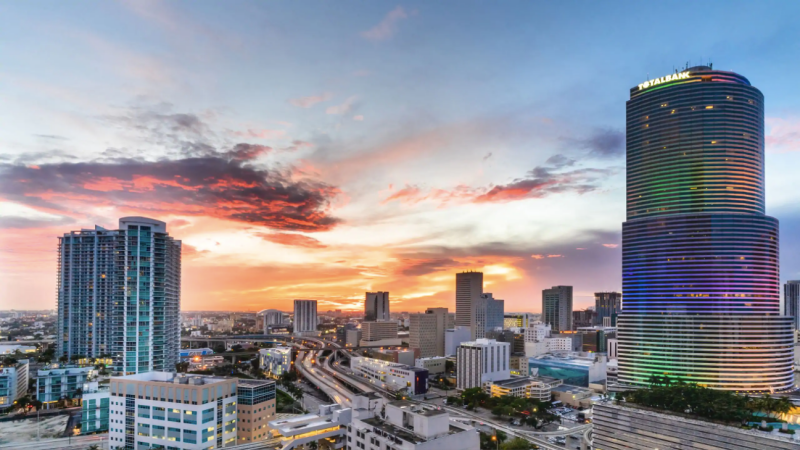 Vista do pôr do sol em Downtown Miami