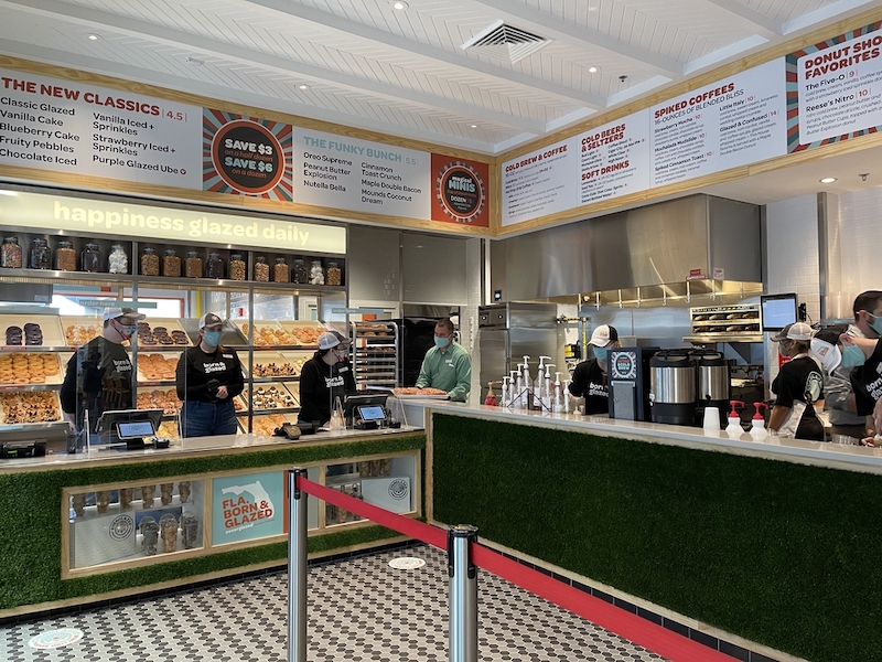 Interior da Everglazed Donuts & Cold Brew na Disney Springs Orlando