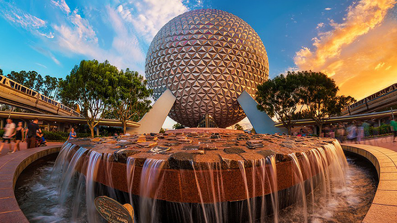 Spaceship Earth ao entardecer no Epcot da Disney Orlando