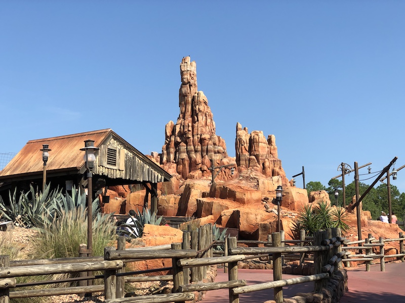 Entrada da Big Thunder Mountain Railroad no parque Magic Kingdom da Disney Orlando