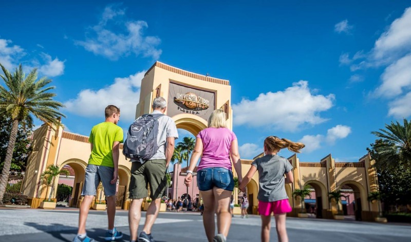 Família entrando no parque Universal Studios em Orlando