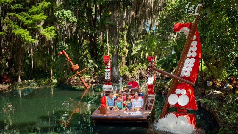 Barco pirata da atração Pirate River Quest no Legoland Florida