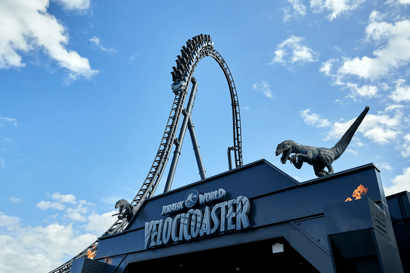 Letreiro da Jurassic World VelociCoaster no Islands of Adventure em Orlando