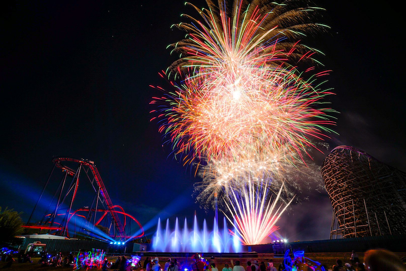 Show de fogos de artifício no festival Summer Celebration no Busch Gardens