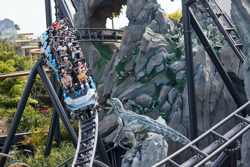 Visitantes na Jurassic World VelociCoaster no Islands of Adventure em Orlando