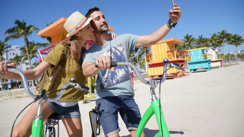 Casal passeando de bicicleta em Miami