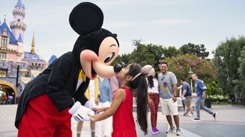 Encontro entre criança e Mickey no Magic Kingdom da Disney Orlando