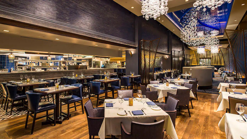 Interior do restaurante Flying Fish na Disney em Orlando