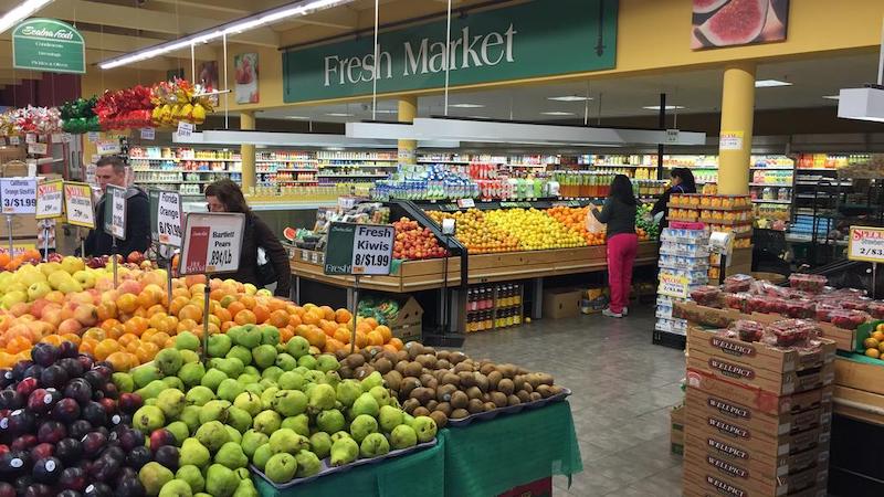 Interior do supermercado Seabra Foods em Orlando