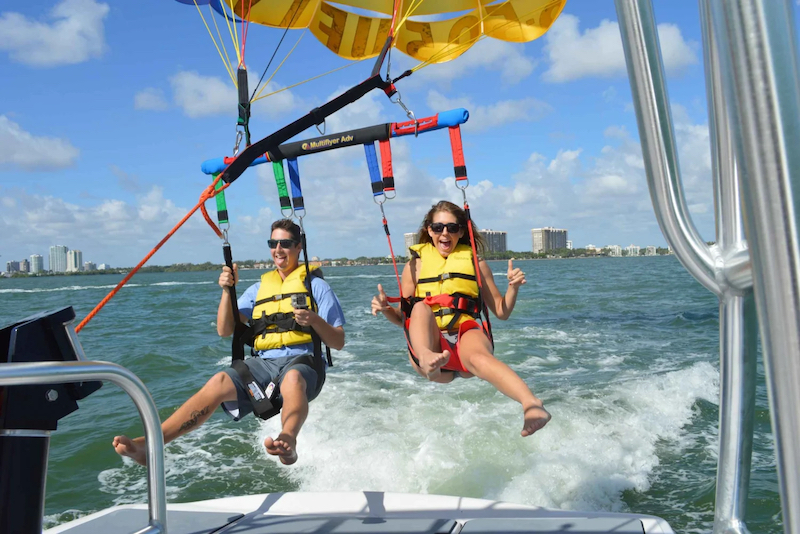 Casal no voo de parasail em Miami