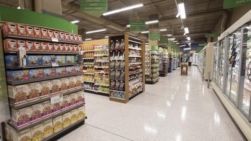 Corredores no interior do supermercado Publix em Orlando