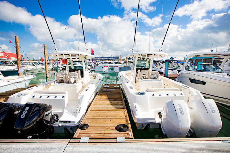 Iates no Miami International Boat Show