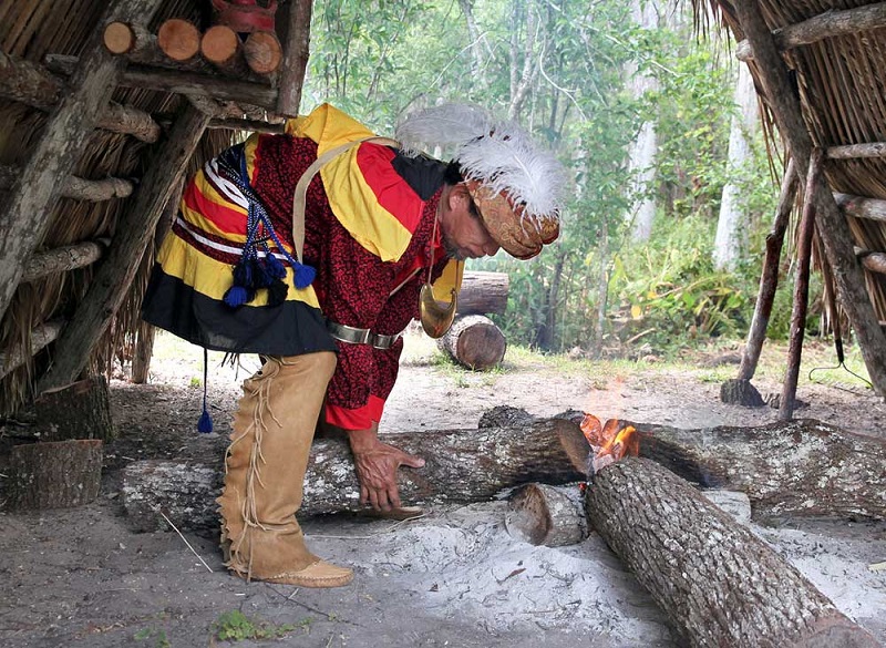 Indígena da Tribo Seminole no Ah-Tah-Thi-Ki Museum na Flórida