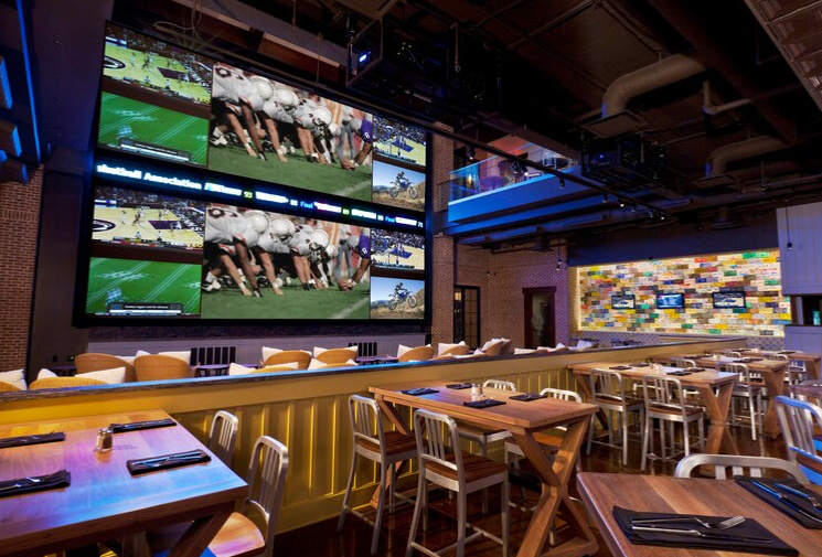 Interior do Wreckers Sports Bar em Kissimmee