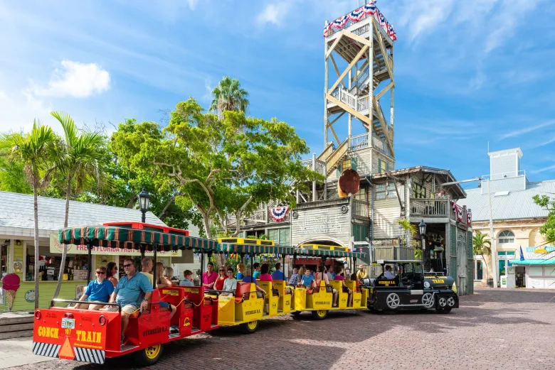 Rua no passeio de trem turístico em Key West