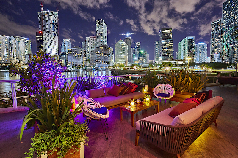 Terraço à noite no restaurante La Mar by Gastón Acurio em Miami