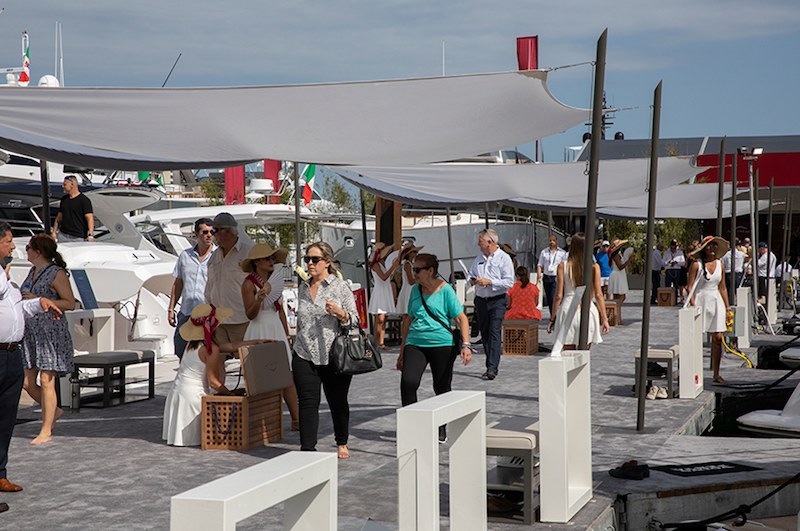 Visitantes no Miami International Boat Show