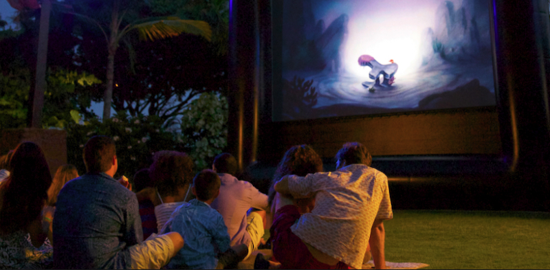 Assistindo filme no Movies Under the Stars no hotel da Disney Orlando