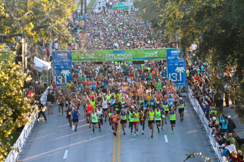 Corredores na meia-maratona de Orlando