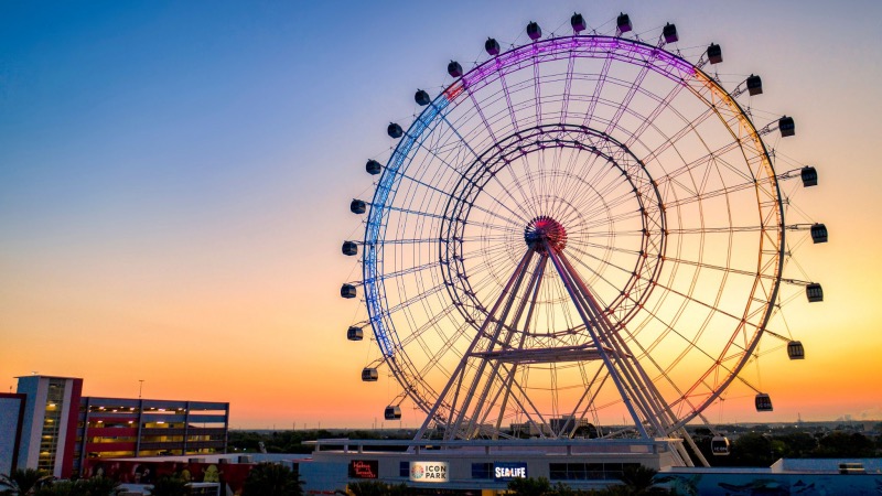 Roda-gigante The Wheel iluminada ao entardecer no ICON Park em Orlando