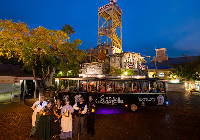 Passageiros e personagens no Trólebus dos Fantasmas em Key West