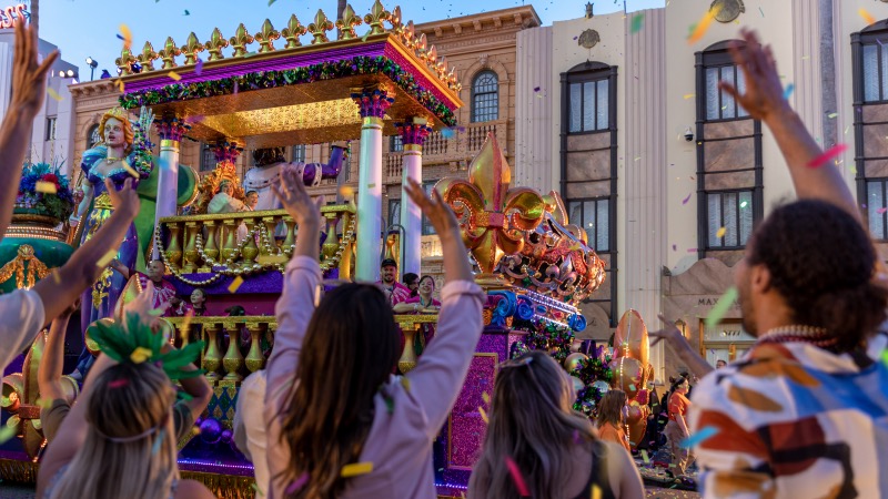 Assistindo ao desfile no Mardi Gras na Universal Orlando