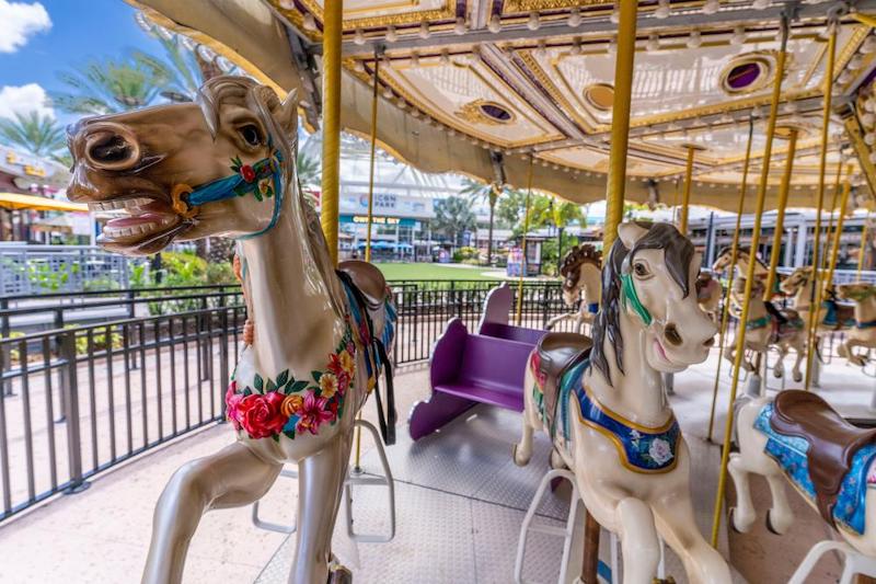 Interior do carrossel no ICON Park Orlando