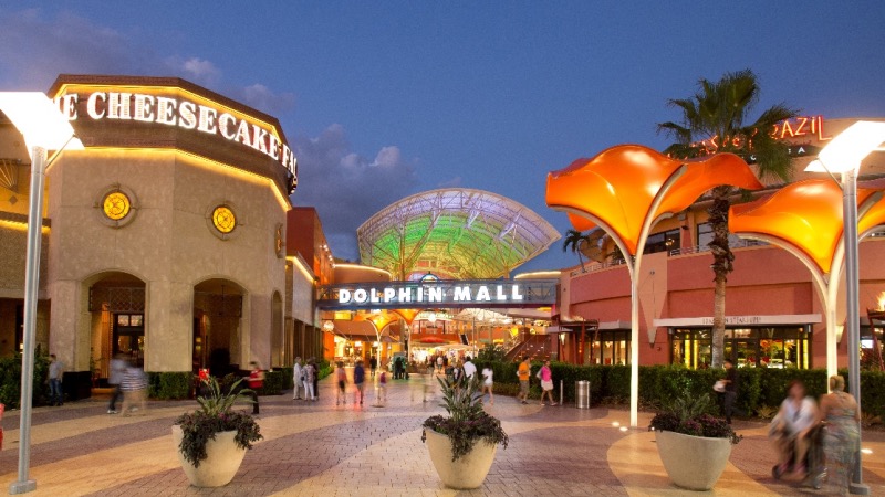 Fachada do Dolphin Mall em Miami à noite