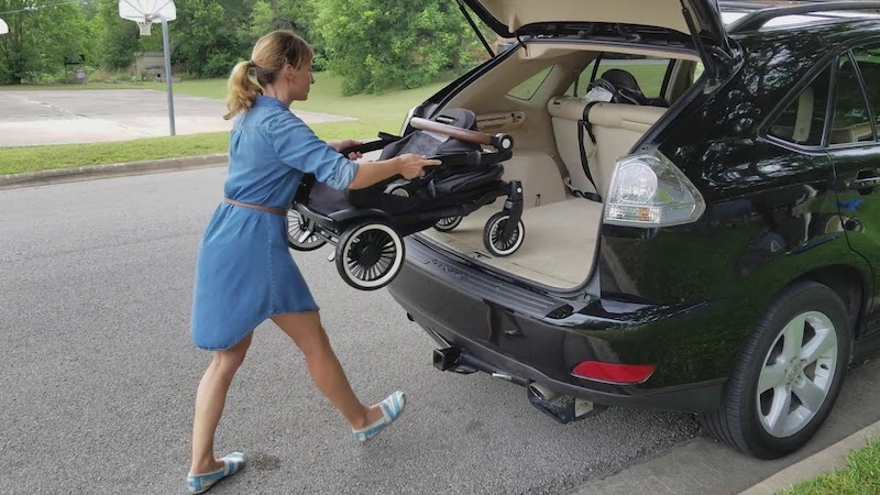 Colocando carrinho de bebê no porta-malas do carro