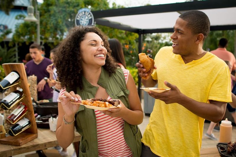 Casal comendo no Festival Seven Seas Food no SeaWorld Orlando