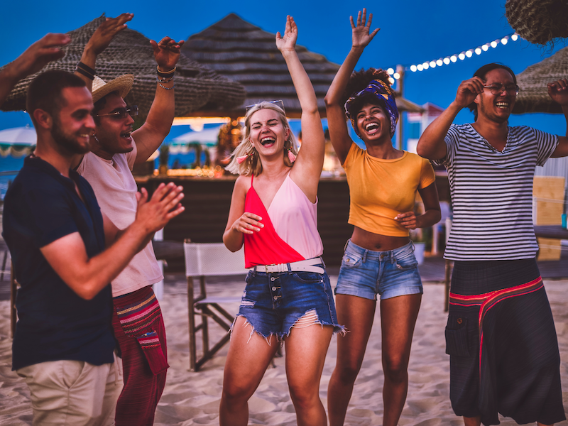 Jovens na praia em Miami