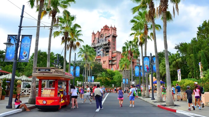 Pessoas passeando no parque Hollywood Studios na Disney Orlando