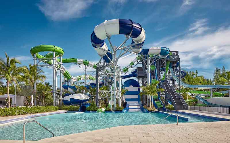 Tobogãs em Tidal Cove Waterpark