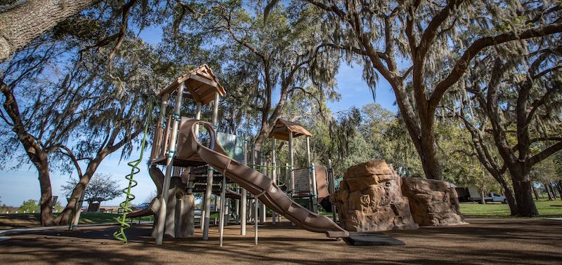 Playground no Ralph V. Chisholm Regional Park