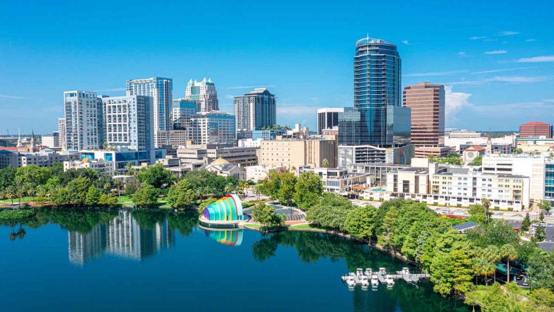 Paisagem do lago e edifícios na cidade de Orlando