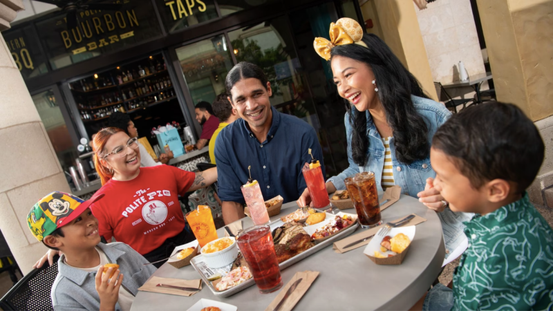 Família no restaurante The Polite Pig na Disney Springs em Orlando