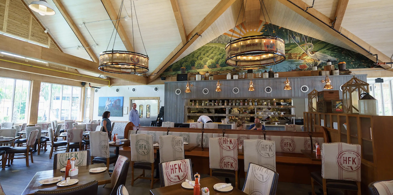 Interior do restaurante Chef Art Smith's Homecomin' na Disney Springs em Orlando