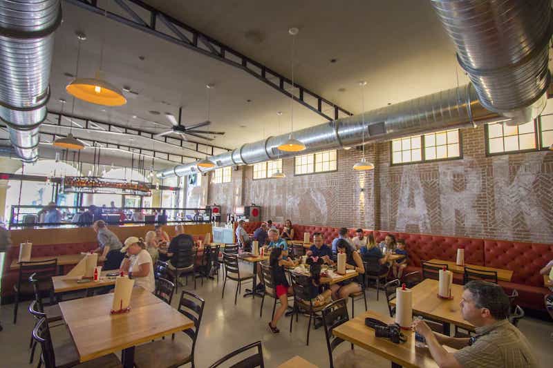 Interior do restaurante The Polite Pig na Disney Springs em Orlando