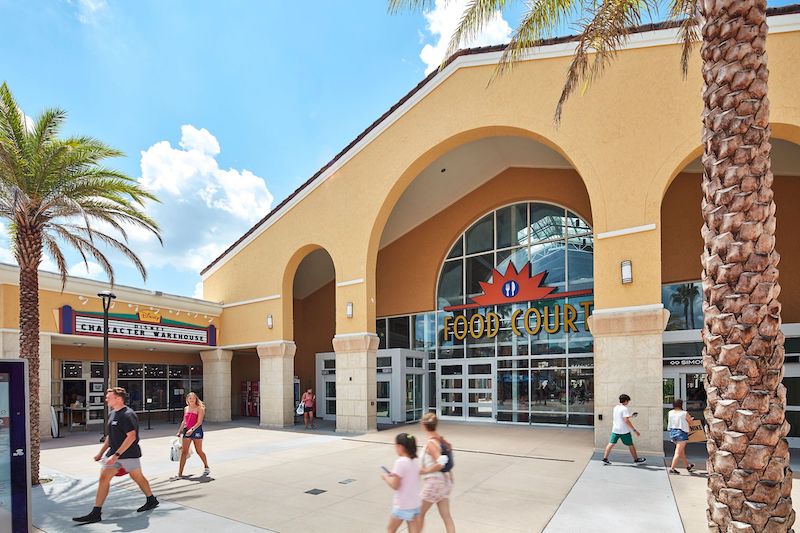 Entrada da praça de alimentação do Vineland Premium Outlets em Orlando