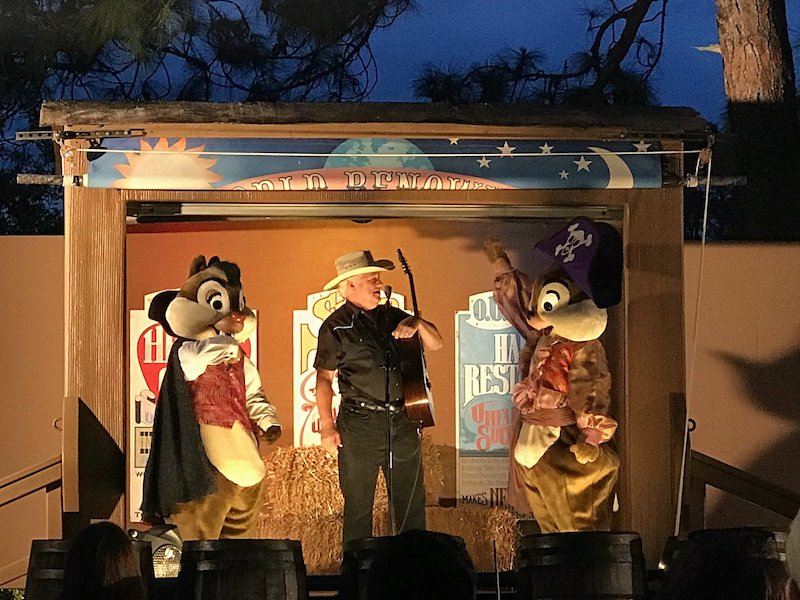 Músico com Tico e Teco no Chip ‘N Dale’s Campfire Sing-A-Long em Orlando