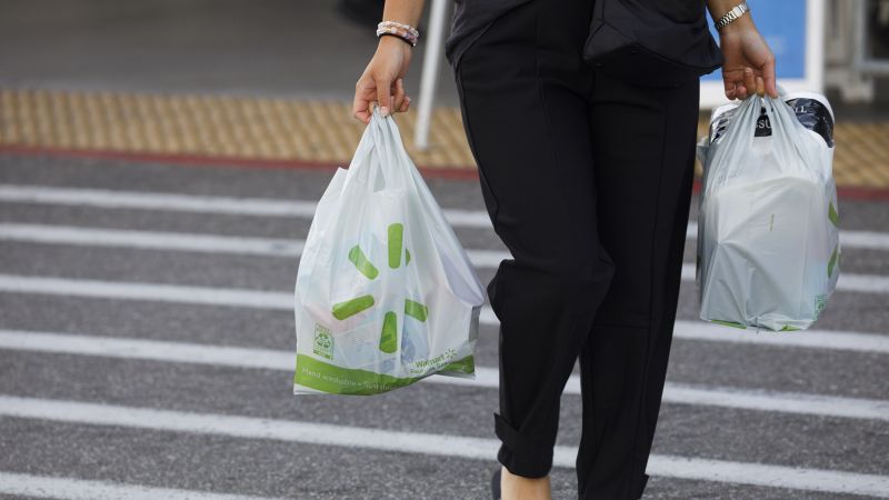 Segurando sacolas do Walmart